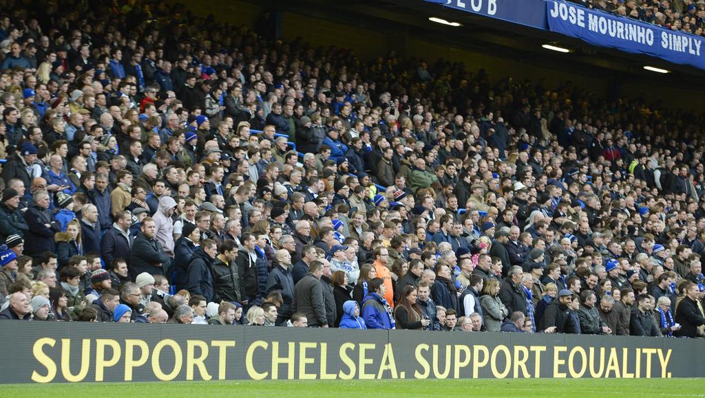 O Chelsea usou as placas do seu estádio para promover a igualdade: “Apoie o Chelsea. Apoie a igualdade”. | Facundo Arrizabalaga/EFE