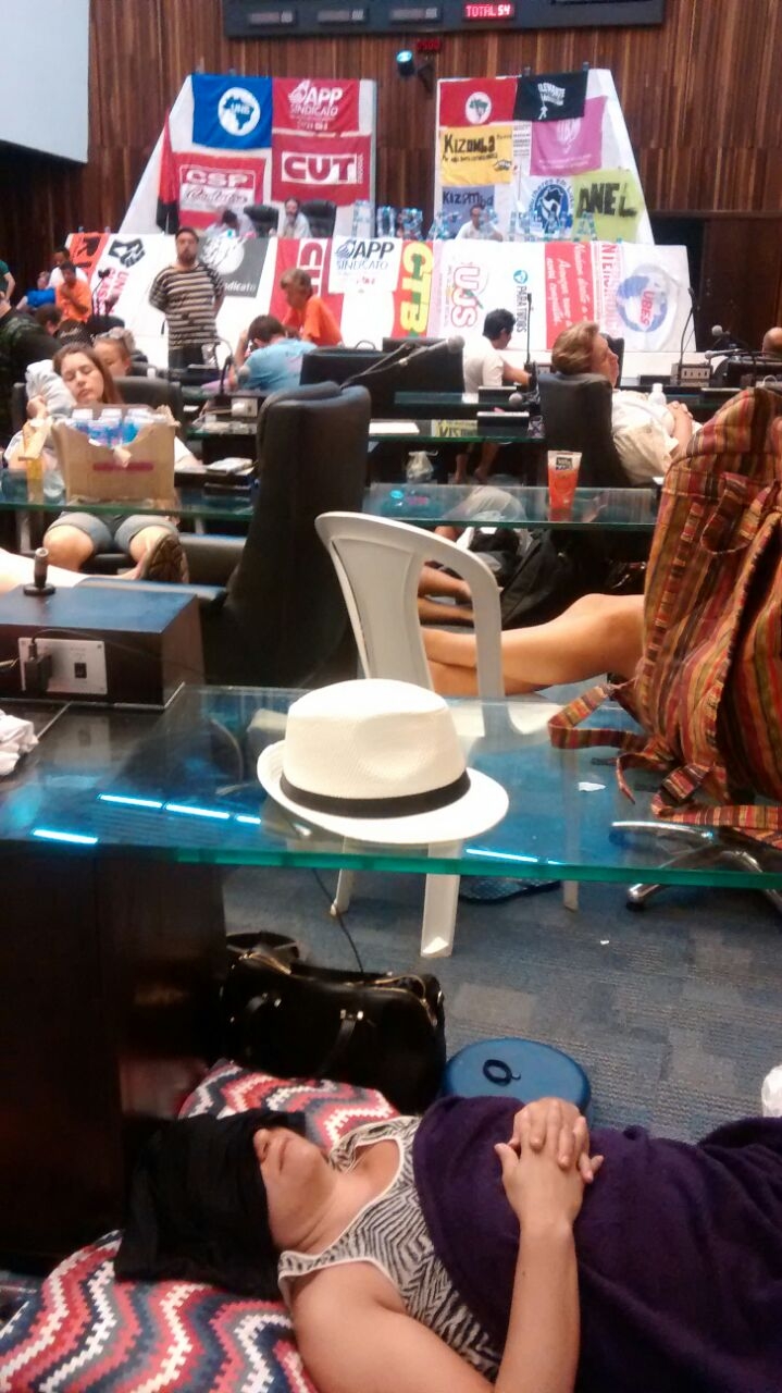 Manifestantes dormiram no prédio da Assembleia | Jonathan Campos/Agência de Notícias Gazeta do Povo