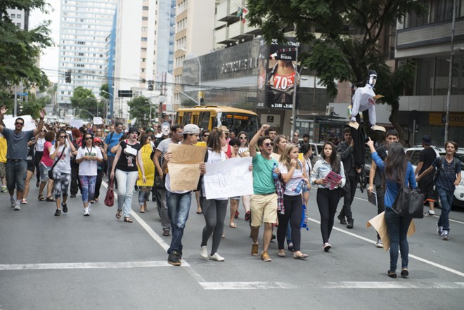 Manifestantes percorrem as ruas do centro |