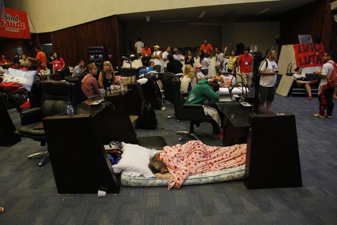 Plenário da Assembleia ocupado por servidores estaduais |