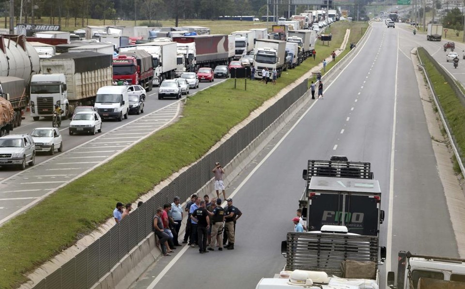 Paralisação dos caminhoneiros na BR-116, em Curitiba. | Reuters