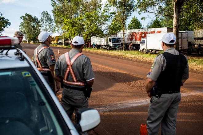 Polícia Federal monitora paralisação em estradas gaúchas para garantir que liminares sejam cumpridas e caminhoneiros possam trabalhar. Foto Brunno Covello | 