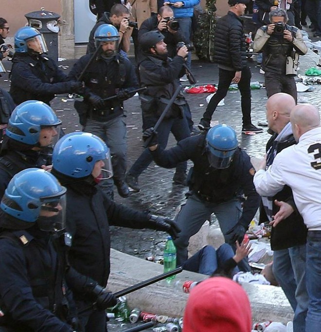 Fonte de Barcaccia, na Piazza di Spagna, em Roma, danificada por torcedores do Feynoord | 
