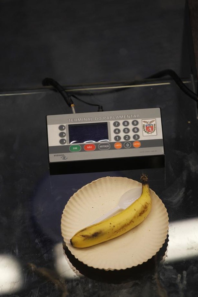 Servidores dão banana para os deputados |