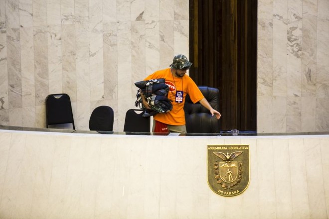 Manifestante recolhe pertences na mesa da Assembleia Legislativa |