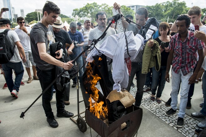 Boneco representando o governador foi queimado em frente ao Palácio Iguaçu |