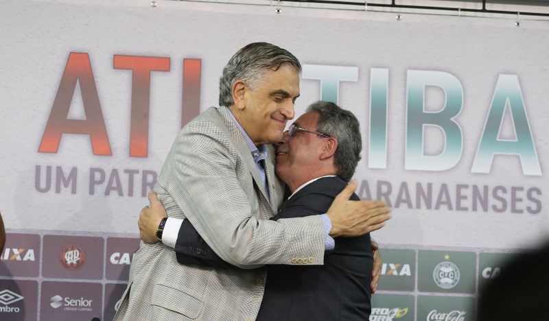 Presidente do Atlético, Mario Celso Petraglia, abraça o presidente do Coritiba, Rogério Portugal Bacellar, na coletiva antes do Atletiba | Ivonaldo Alexandre / Gazeta do Povo