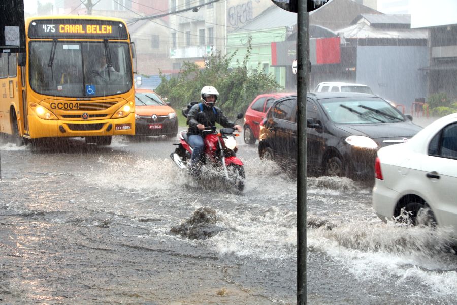 Chuva causa transtornos no trânsito em Curitiba e região metropolitana | Átila Alberti/Paraná Online