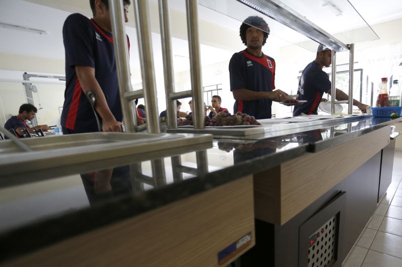 Jogadores do Paraná almoçam no refeitório do CT Racco após greve dos funcionários da cozinha | Henry Milléo / Gazeta do Povo