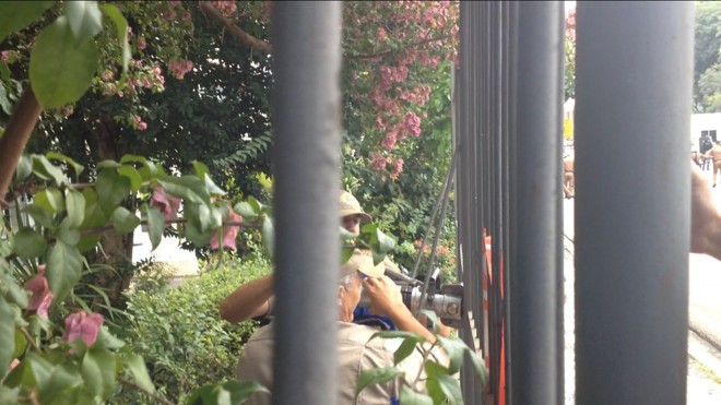 Policiais serram grades da Assembleia para deputados entrarem pela lateral |