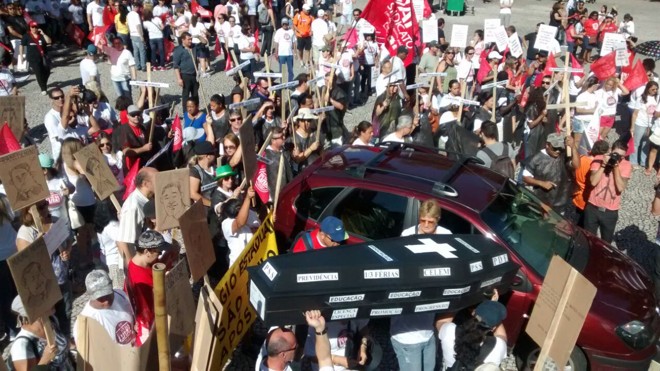 Professores usam caixão, com mensagens contra o governo estadual, para protestar | Jonathan CamposGazeta do Povo
