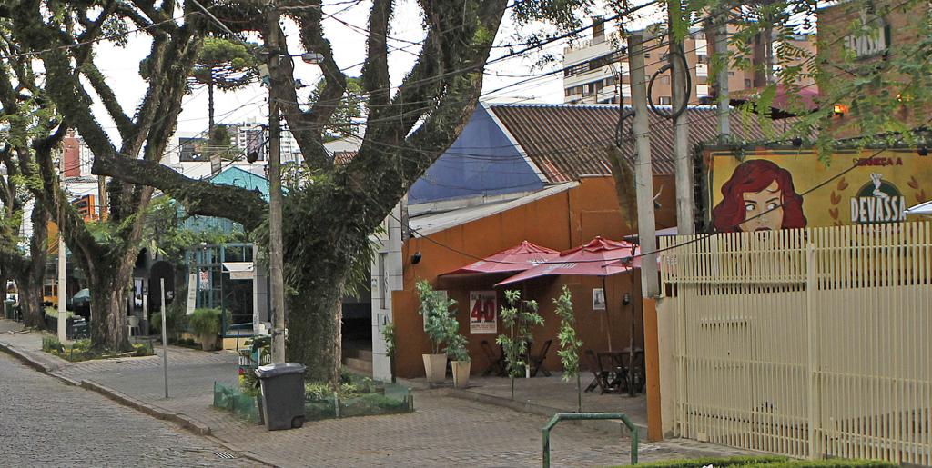 A medida deve afetar cerca de 1,2 mil estabelecimentos comerciais da cidade, 500 deles localizados na região central e gerar receita de R$ 2 milhões neste ano | Jonathan Campos/Agência de Notícias Gazeta do Povo