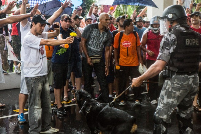 Servidores oferecem flores para os policiais |