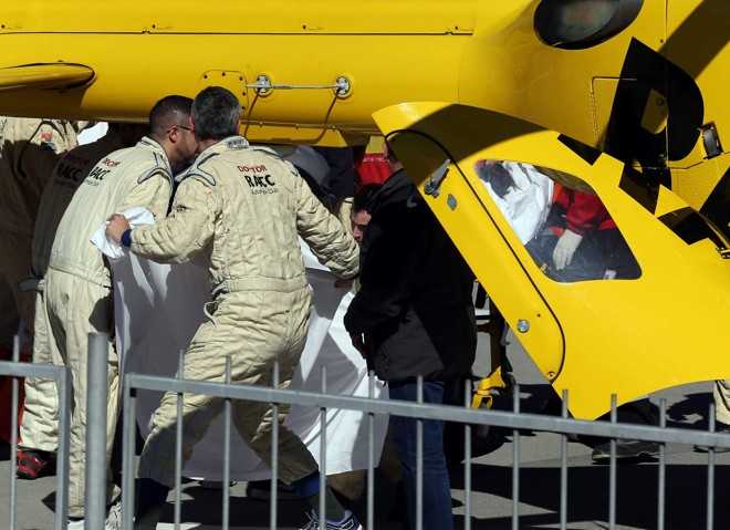 Fernando Alonso é colocado no helicóptero antes de ser transportado ao hospital. | Toni Albir/EFE