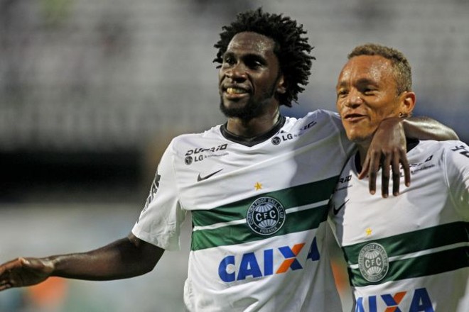 Carlinhos (dir) deu a assistência e foi cumprimentado por Negueba. | 
