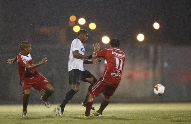 Volante Matteus, do Atlético, tenta passar pela marcação do Rio Branco | 