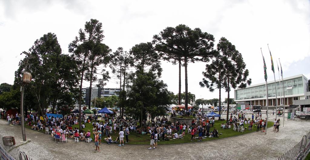 Servidores estaduais acampados no Centro Cívico: Palácio Iguaçu (à direita) garante que todos vão receber o salário de fevereiro. | Daniel Castellano/Gazeta do Povo