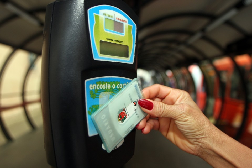 Até o dia 5 de março, as passagens compradas no cartão antes do reajuste, que passa a valer a partir de zero hora de sexta-feira (6), vão continuar sendo descontadas no valor de R$ 2,85 | Walter Alves/Gazeta do Povo