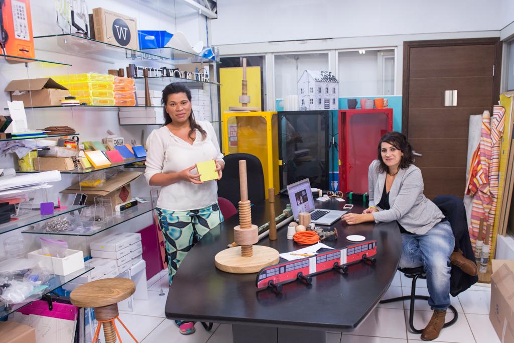 Vanessa Muniz e Bia Franzolin, sócias da Ontwerp: loja física vai expor peças de design feitas a partir de materiais descartados. | Lucas Pontes/Gazeta do Povo