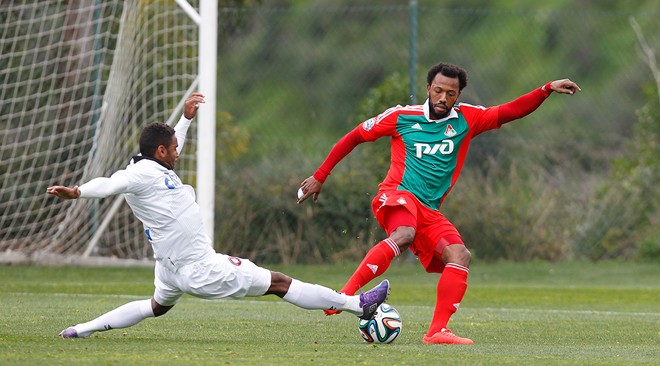 Deivid tenta desarmar Manuel Fernandes, do Lokomotiv, em duelo repetido várias vezes na partida. | 