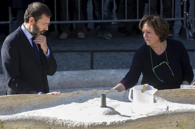Fonte Barcaccia, na Piazza di Spagna, em Roma, terá de ser restaurada após vandalismo dos torcedores do Feynoord |