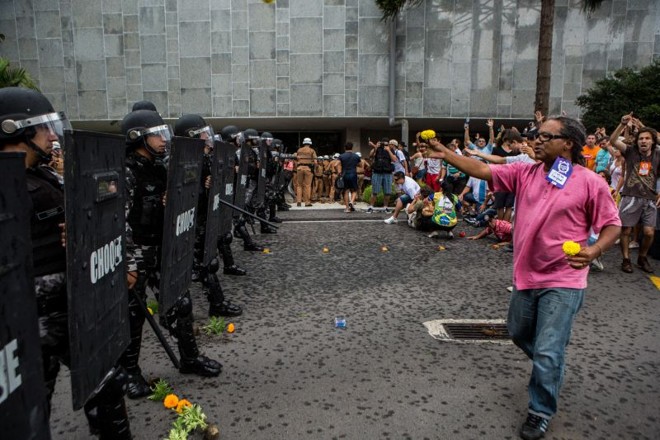 Servidores tentaram dar flores aos policiais |