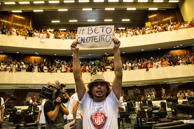 Protestos foram dirigidos ao governador Beto Richa | 
