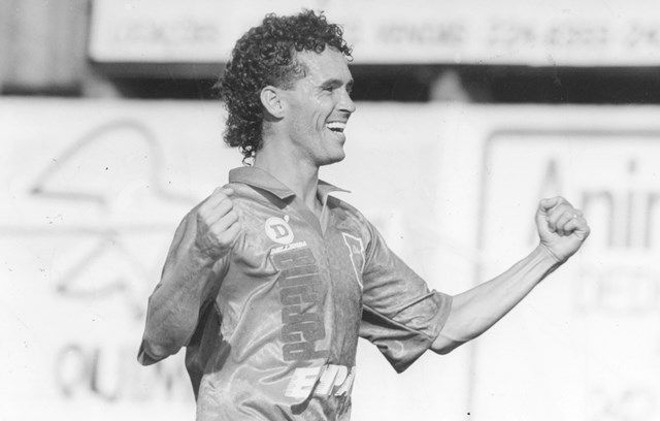 Um craque Bagaço:Após brilhar no Maringá, o meia Adoílson pintou na Vila Capanema, uma das primeiras contratações do então novato Paraná, fundado em dezembro de 1989. Não demorou muito para o apelidado cair nas graças da torcida Tricolor. Ao final da passagem do jogador pelo clube, foram 78 gols em 241 jogos e quatro canecos levantados (os estaduais de 1991, 93 e 94 e o da Série B de 92). | 