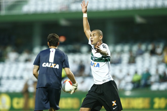 Wellington Paulista, estreante do clássico, reclama após perder a disputa com Lucas Macanhan. | Hugo Harada/Gazeta do Povo