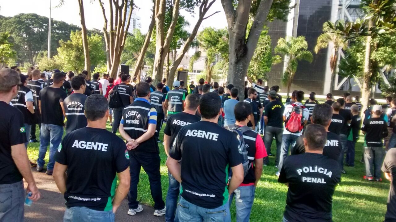 Cerca de 100 agentes penitenciários resolveram aderir à manifestação dos professores, no Centro Cívico. | Jonathan Campos/Agência de Notícias Gazeta do Povo
