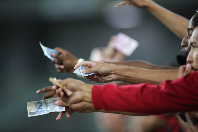 Torcedores do Atlético ironizam situação financeira do Paraná e 