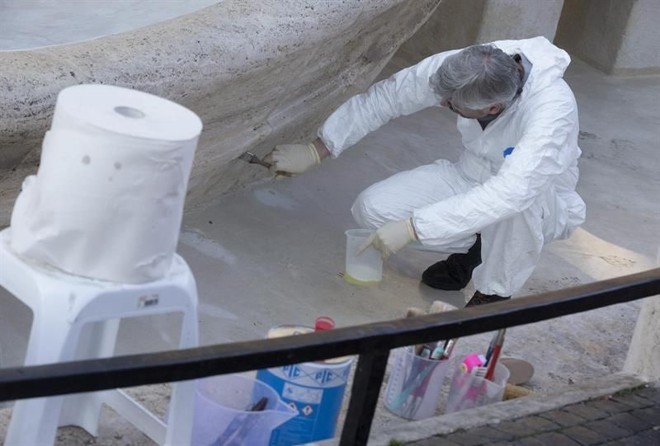 Fonte Barcaccia, na Piazza di Spagna, em Roma, terá de ser restaurada após vandalismo dos torcedores do Feynoord |