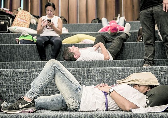 Iluminação do plenário dificultou o descanso. O jeito foi improvisar |