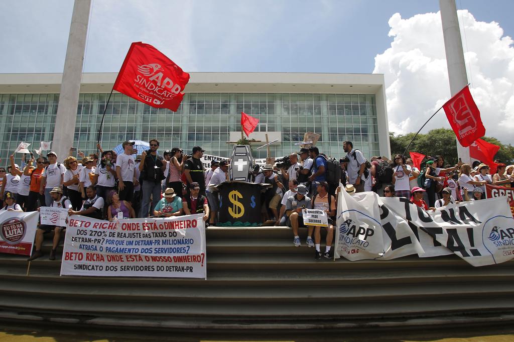 Marcha realizada na manhã desta quarta-feira (25) reuniu mais de 7 mil professores, funcionários da rede estadual e também outros servidores do estado. | Jonathan Campos/Gazeta do Povo
