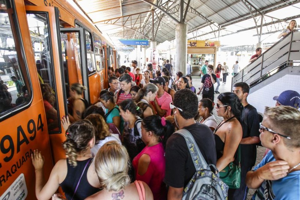 Quem mora na RMC precisará dos dois cartões-transporte, o da Urbs e o da Metrocard | Daniel Castellano/Gazeta do Povo