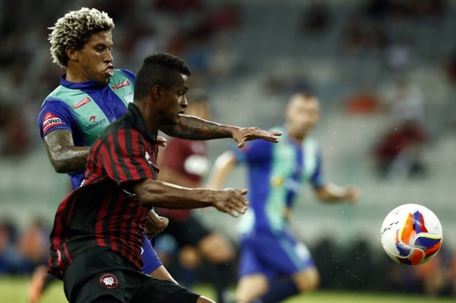 Lateral atleticano Mário Sérgio disputa jogada contra o Prudentópolis na Arena | 