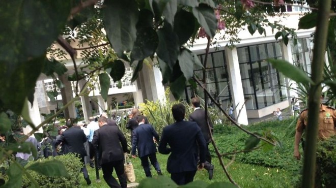 Flagrante feito pelo professor Luís Fernando Stahlke: deputados fogem de manifestantes para tentar votar o