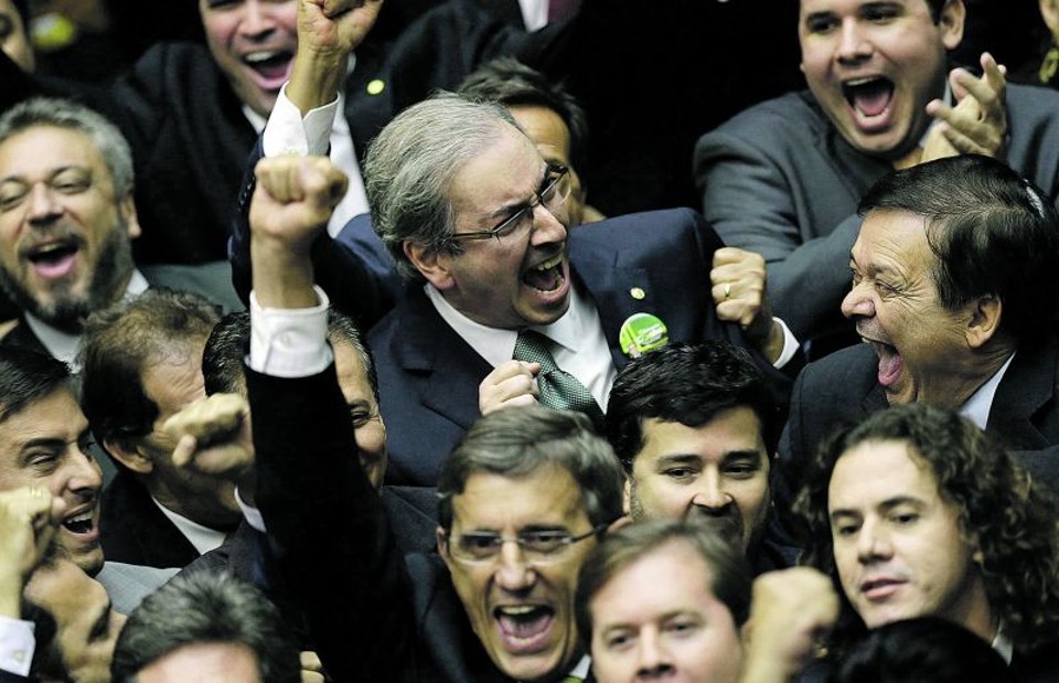 Cunha comemora com aliados: peemedebista impôs derrota ao candidato apoiado pelo governo | Ueslei Marcelino/ Reuters
