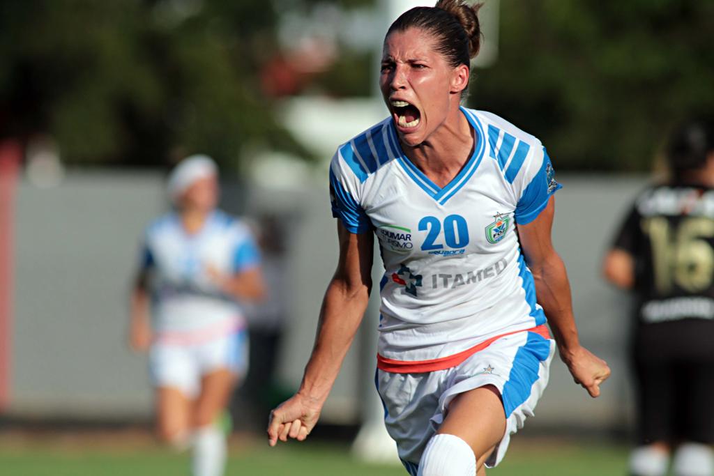 Camila comemora o gol do Foz Cataratas sobre o Botafogo, que garantiu a classificação à terceira fase da Copa do Brasil. | Christian Rizzi/Frontpress