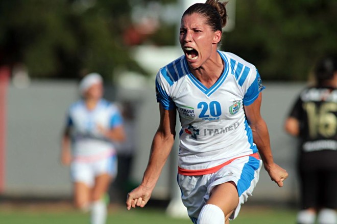 Camila comemora o gol do Foz Cataratas sobre o Botafogo, que garantiu a classificação à terceira fase da Copa do Brasil. | Christian Rizzi/Frontpress