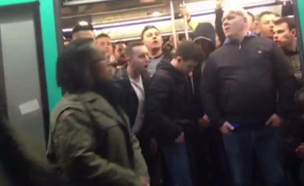 Torcedores do Chelsea impediram que homem negro entrasse em metrô em Paris. | Reprodução/Internet