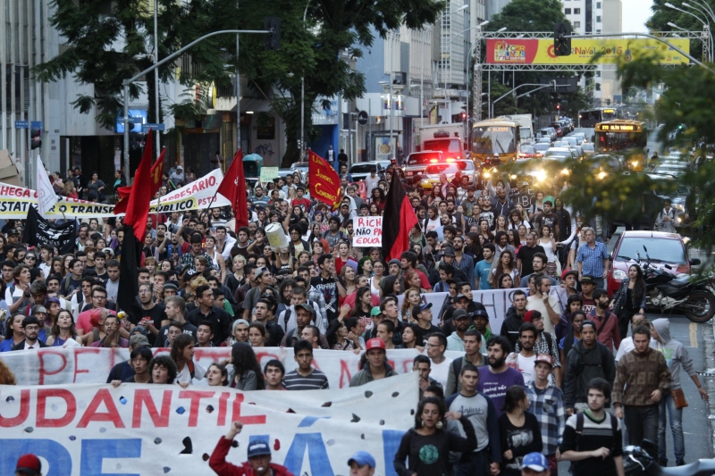 Cartaz pede pagamento aos professores em meio a protesto pela tarifa de ônibus em Curitiba, ontem: servidores estaduais insatisfeitos | Daniel Castellano/Gazeta do Povo