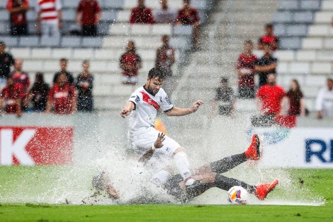 Até a chuva parar, divididas mais duras levantavam um spray, como nesse carrinho de Marcão em Netinho. |