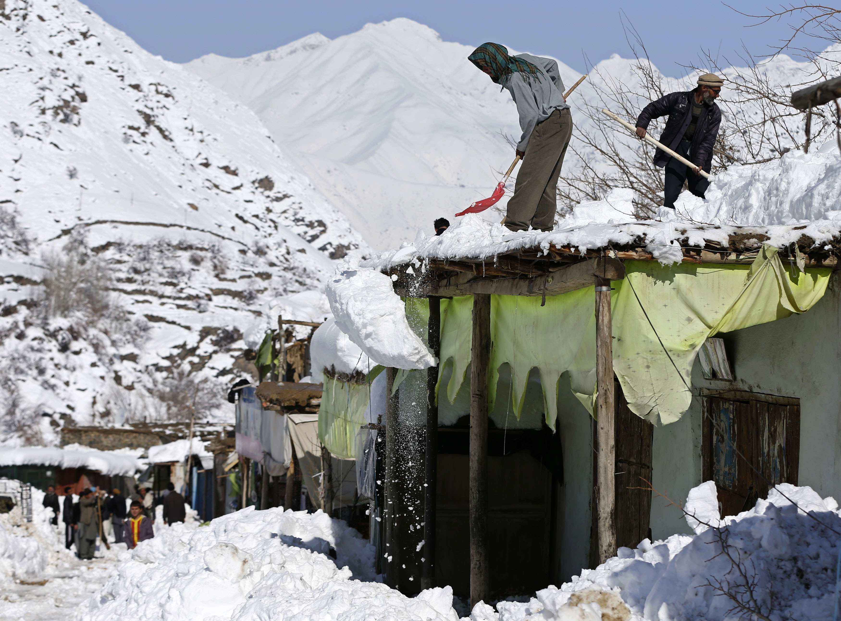 Afegãos retiram a neve dos telhados de suas casas na província de Panjshir | Omar Sobhani/Reuters