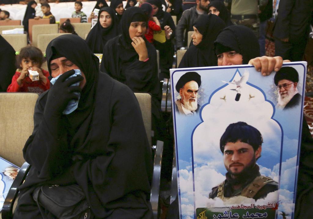 Mulher chora durante cerimônia realizada no sábado em homenagem a soldados iraquianos que foram mortos durante combates contra o Estado Islâmico. | Ahmed Saad/Reuters