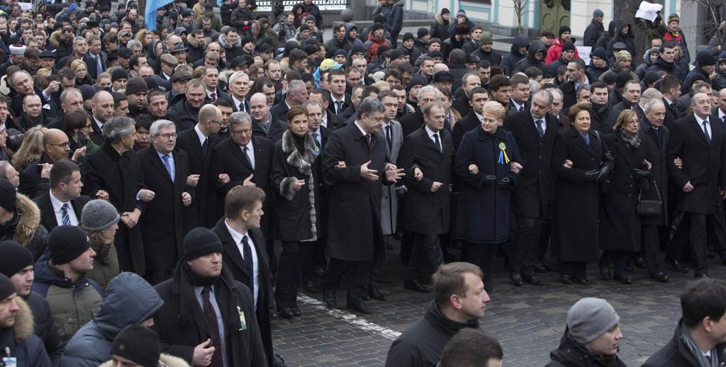 Em Kiev, o presidente Petro Poroshenko participa de um ato em homenagem aos mortos durante as manifestações do ano passado. | /Reuters