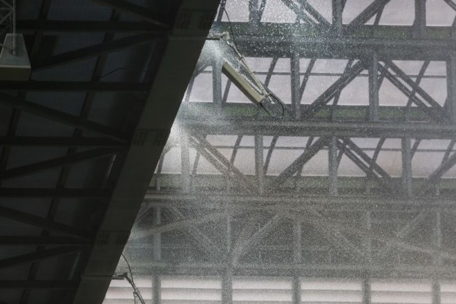 O temporal que caiu sobre o estádio formou uma cachoeira a partir da cobertura. |