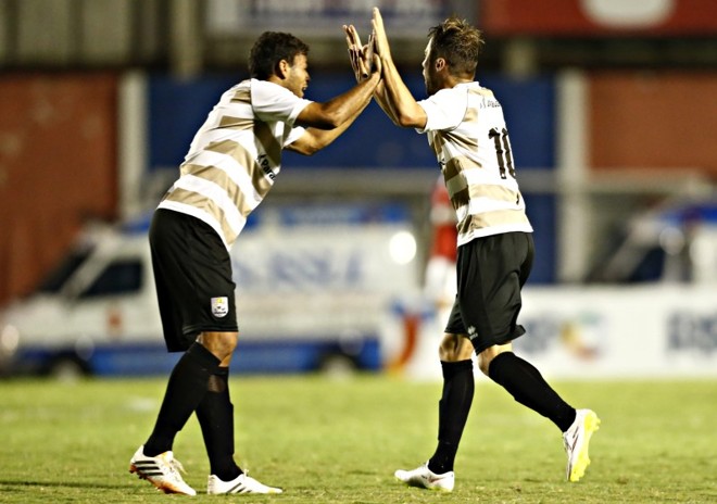 Netinho comemora o gol de empate do Jotinha contra o Paraná |