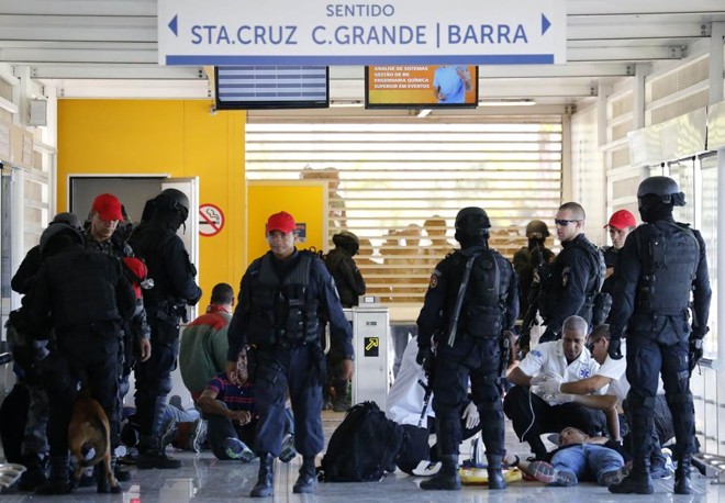Policiais do Bope simulam ação anti-sequestro no Rio como preparação da Rio-2016 | 