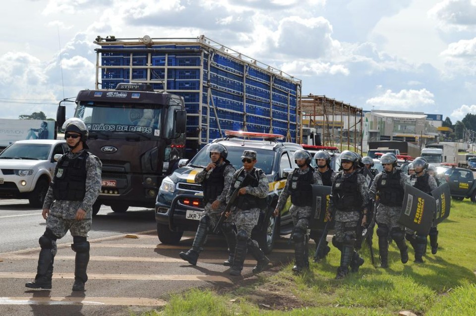 Agentes da Força Nacional tiveram de conter os manifestantes ontem, na BR-277, em Cascavel: fogo em pneus e carga na pista. | Luiz Carlos da Cruz/Gazeta do Povo